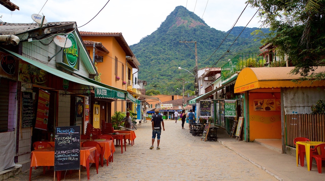 Vila do Abraão mostrando uma cidade pequena ou vila e montanhas