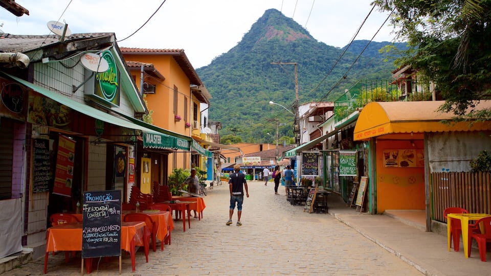 Vila do Abraao showing a small town or village and mountains