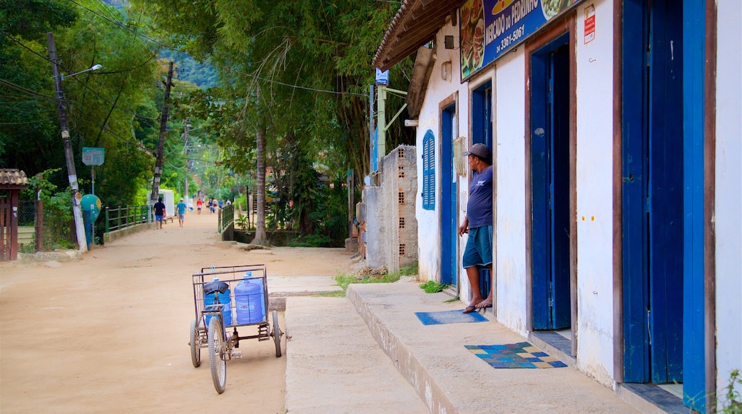 Vila do Abraão mostrando uma cidade pequena ou vila e cenas de rua assim como um homem sozinho