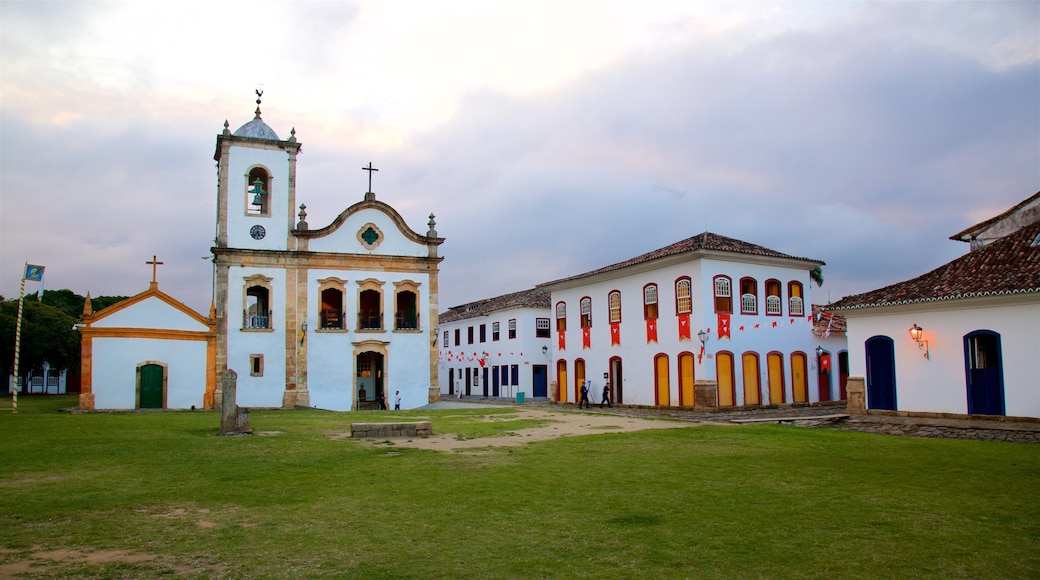 Paraty bevat historische architectuur en een kerk of kathedraal