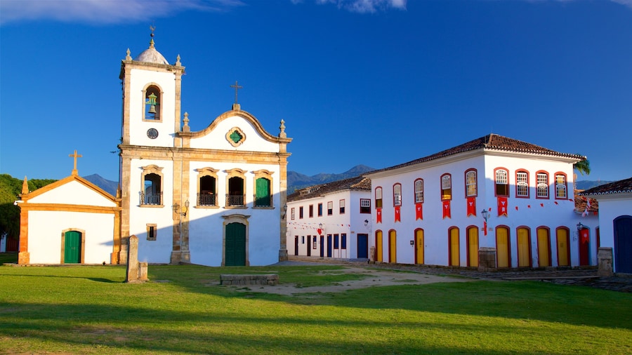 Paraty som visar en kyrka eller katedral och historisk arkitektur