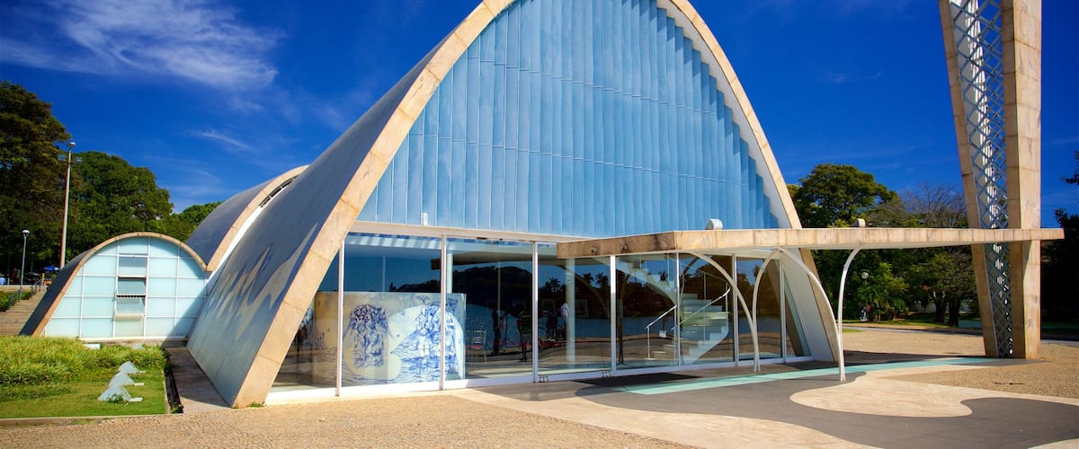 Igreja São Francisco de Assis que inclui arte ao ar livre