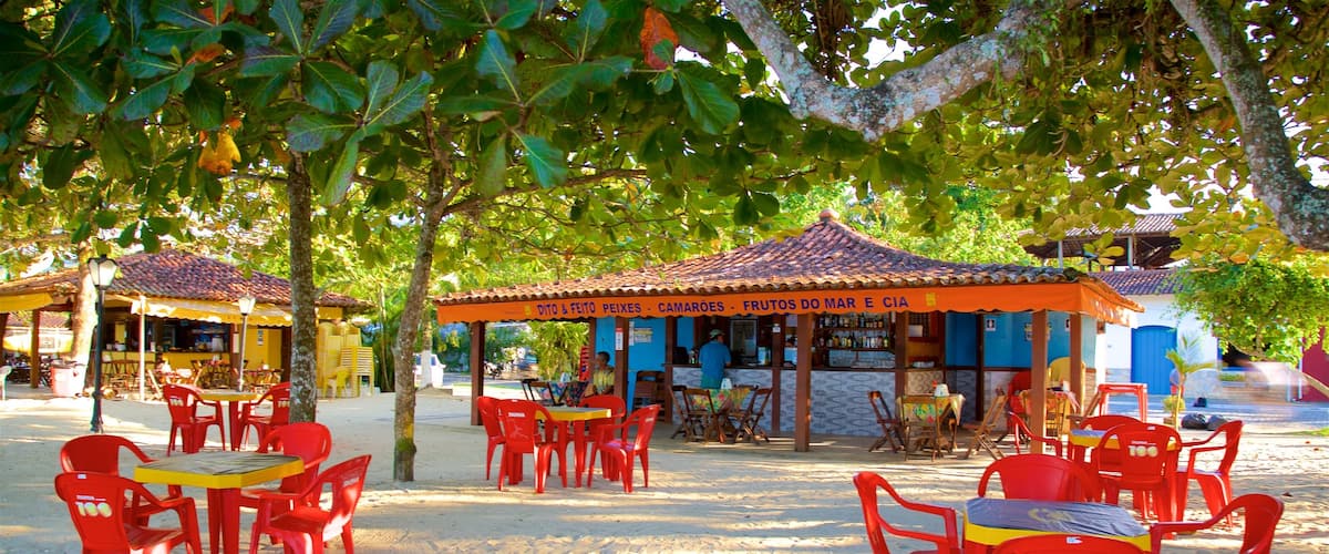 Pontal Beach which includes a beach, tropical scenes and a beach bar