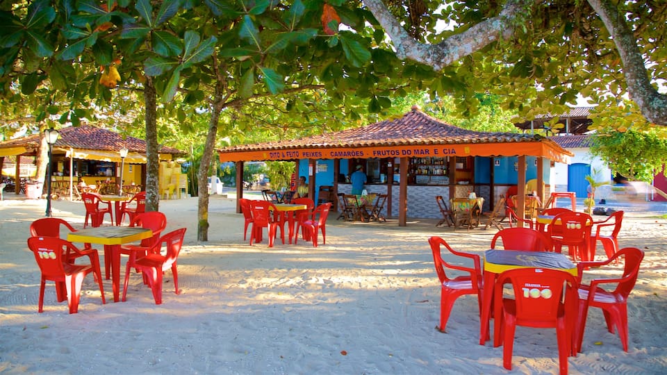 Praia do Pontal mostrando um bar na praia, cenas tropicais e uma praia