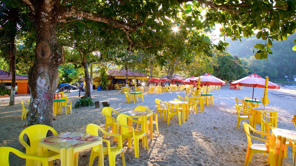Praia do Pontal mostrando paisagens litorâneas e uma praia de areia