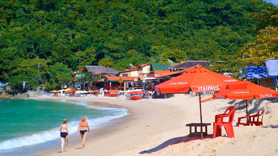 Praia do Rancho inclusief algemene kustgezichten, een kuststadje en tropische uitzichten