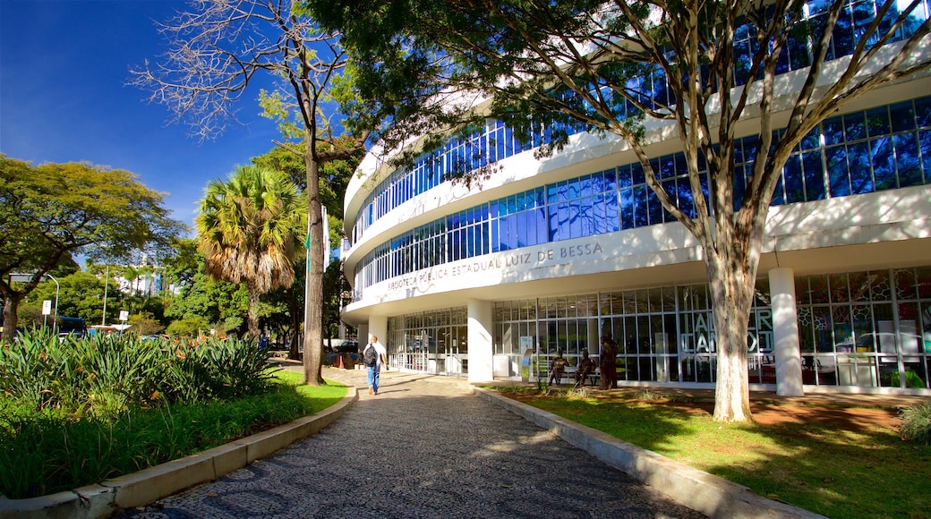 Biblioteca Publica Estadual Luiz de Bessa som viser en park
