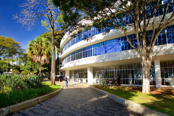 Biblioteca Pública Estadual Luiz De Bessa das einen Park