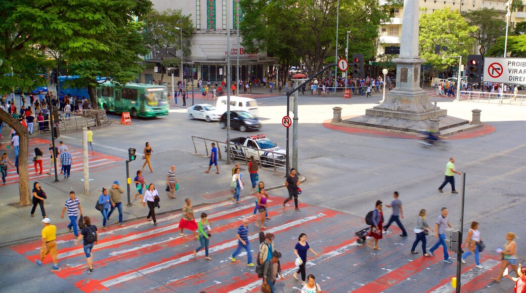 Plaza Siete de Septiembre ofreciendo una ciudad, distrito financiero central y escenas urbanas