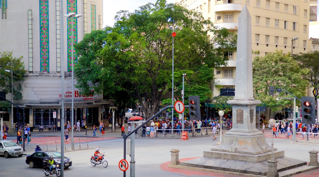 Piazza 7 settembre mostrando strade, quartiere finanziario e città