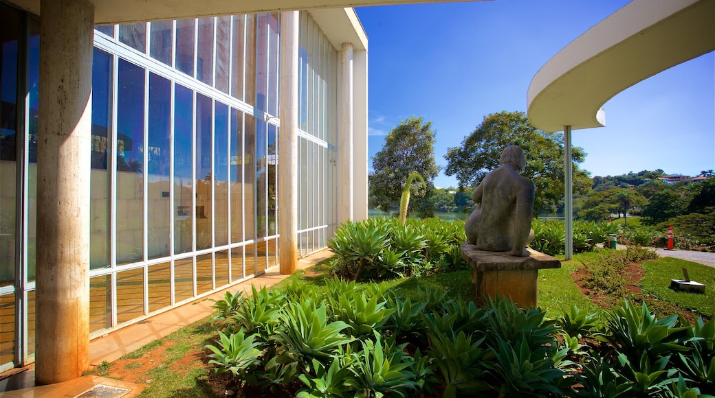 Museo de Arte Pampulha que incluye un parque y una estatua o escultura
