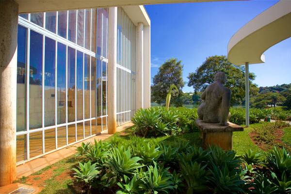 Pampulha Art Museum showing a garden and a statue or sculpture