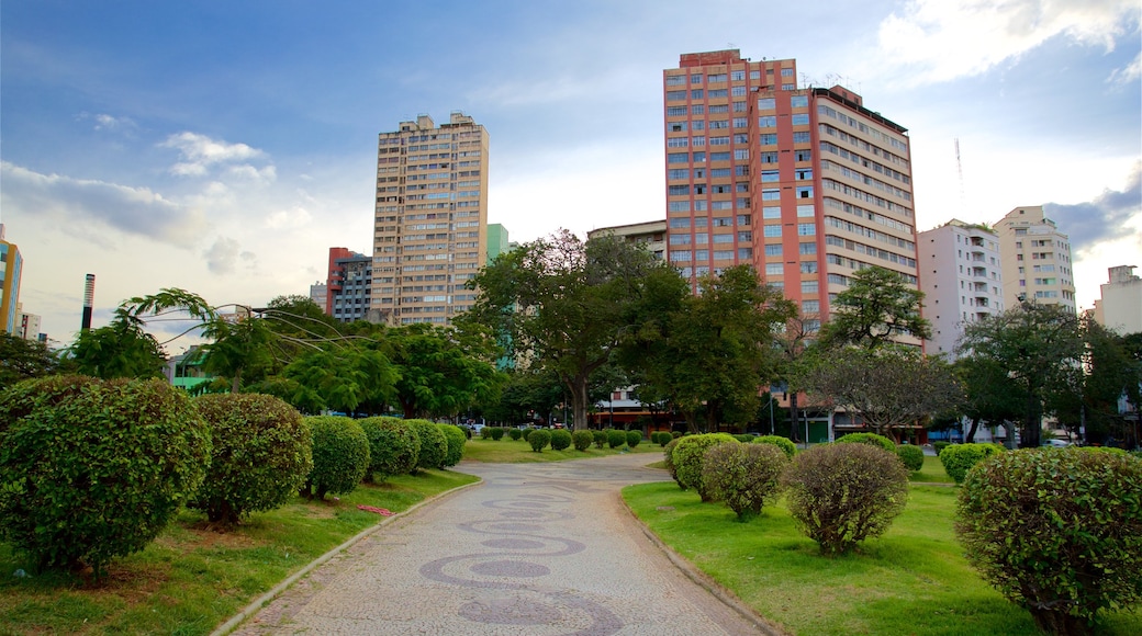 Plaza Raúl Soares que incluye un jardín y una ciudad