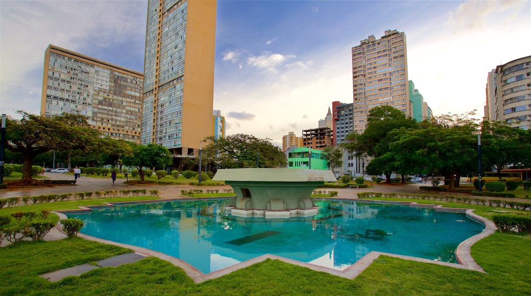Place Raul Soares mettant en vedette parc, fontaine et ville