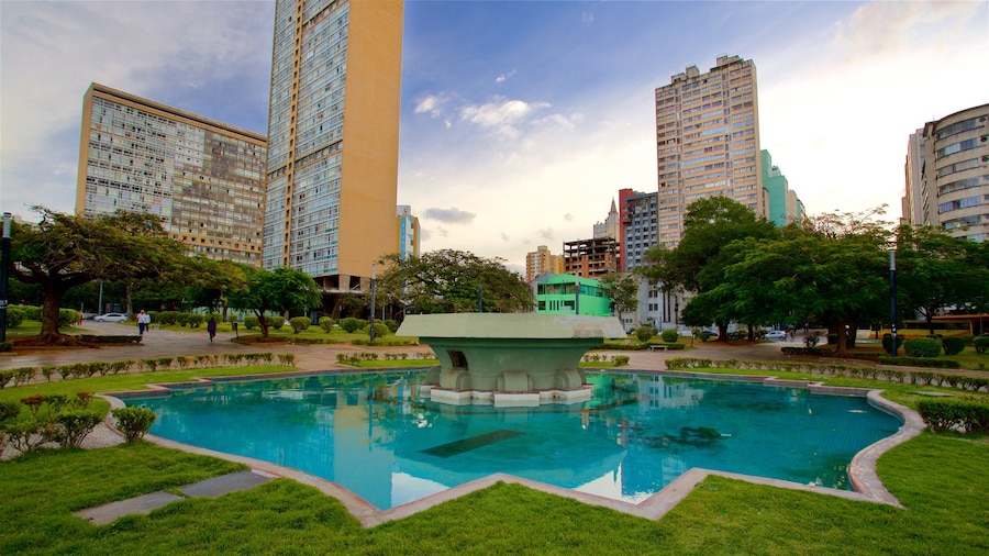 Place Raul Soares montrant ville, fontaine et parc