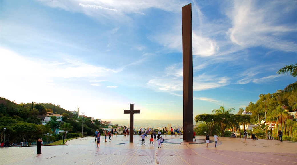 Praça do Papa som inkluderar utsikter, ett torg och religiösa element