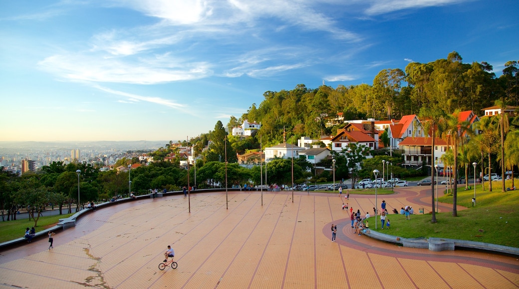 Plaza del Papa que incluye un parque y también un grupo pequeño de personas