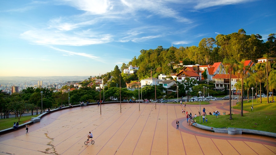 Praça do Papa inclusief een park en ook een klein groepje mensen
