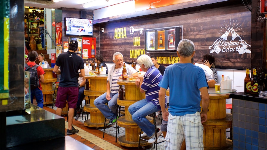 Mercado Central de Belo Horizonte caracterizando jantar fora e vistas internas assim como um pequeno grupo de pessoas