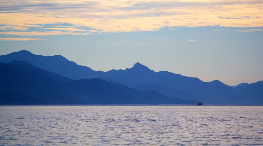 Spiaggia di Abraao che include lago o sorgente d\'acqua e tramonto