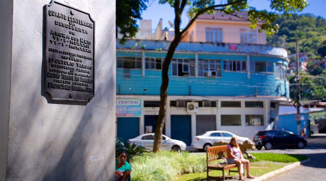 Praça Nilo Peçanha que inclui um parque