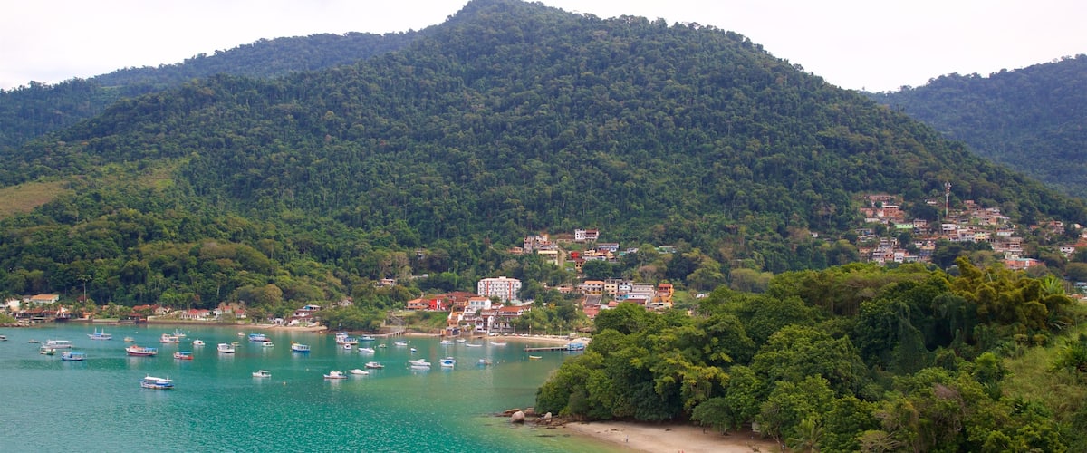 Playa de Camorim mostrando una bahía o un puerto, vistas panorámicas y vistas de una costa