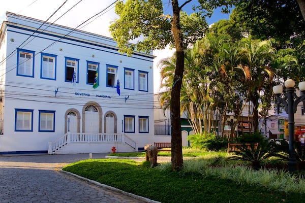 Angra dos Reis City Hall showing a garden and heritage elements