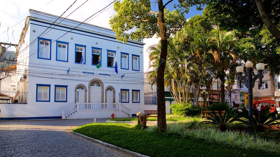 Angra dos Reis City Hall which includes a garden and heritage elements