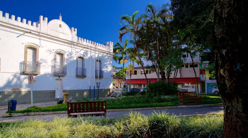 Prefeitura Municipal de Angra dos Reis mostrando um jardim e elementos de patrimônio