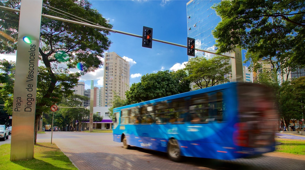 Praça da Savassi que inclui uma cidade e sinalização