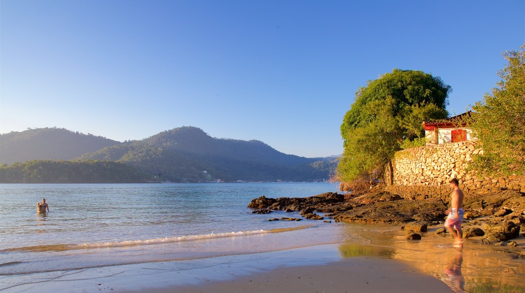 Isla de Gipoia ofreciendo natación, vistas generales de la costa y una playa de arena