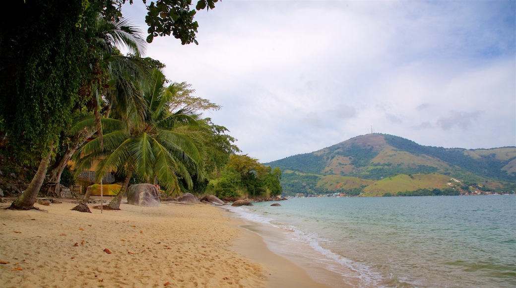 Éguas Strand mit einem Strand, allgemeine Küstenansicht und tropische Szenerien