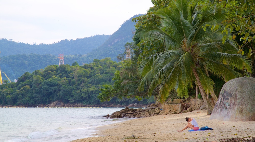 Éguas Strand mit einem Strand, tropische Szenerien und allgemeine Küstenansicht