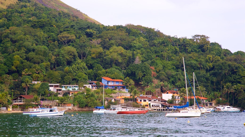 Plaza de Vizcaya que incluye una ciudad costera y una bahía o puerto