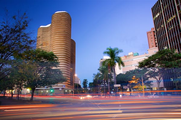Niemeyer-Gebäude welches beinhaltet Hochhaus, bei Nacht und Stadt