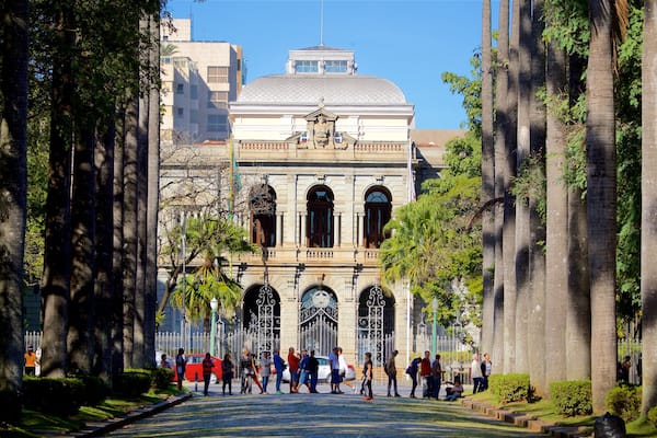 Palacio da Liberdade das einen Straßenszenen und historische Architektur sowie kleine Menschengruppe