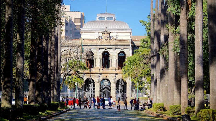Palacio da Liberdade featuring heritage architecture and street scenes as well as a small group of people