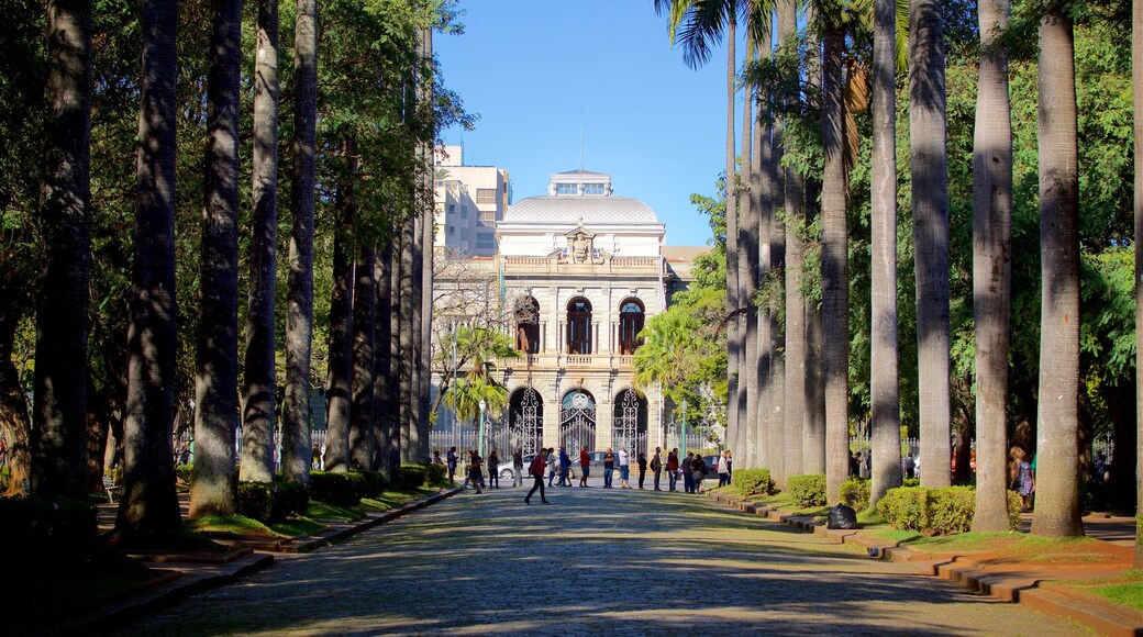 Palácio da Liberdade mostrando architettura d\'epoca e strade cosi come un piccolo gruppo di persone