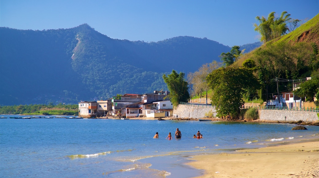 Praia da Enseada que inclui paisagens litorâneas, uma praia e natação