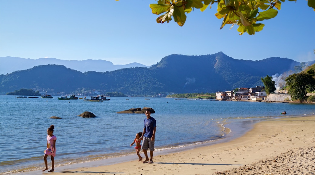 Praia da Enseada que inclui uma praia de areia, uma cidade litorânea e paisagens litorâneas