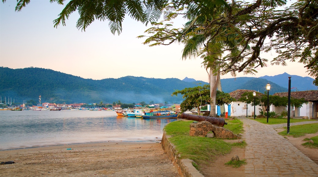 Praça da Bandeira caracterizando uma praia, uma cidade litorânea e paisagens litorâneas