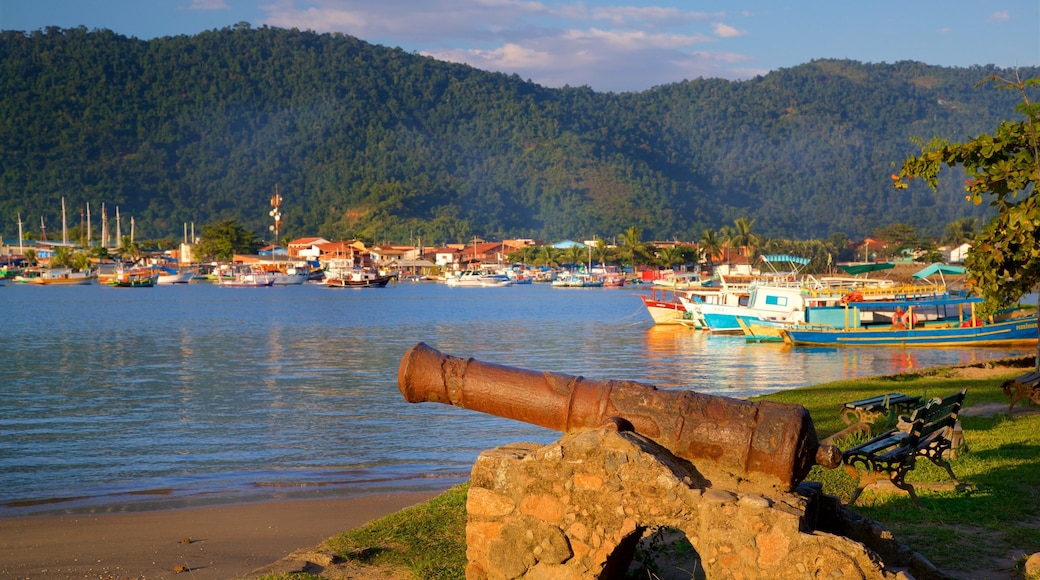Praça da Bandeira bevat een baai of haven, een tuin en een kuststadje