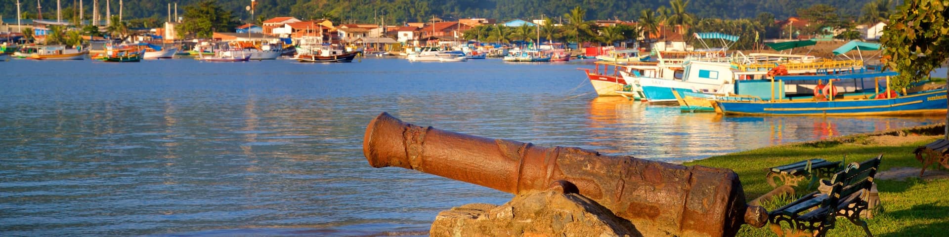 Bandeira Square which includes a bay or harbor, a park and a coastal town
