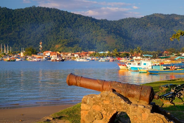 Place Bandeira qui includes baie ou port, patrimoine historique et ville cĂŽtiĂšre
