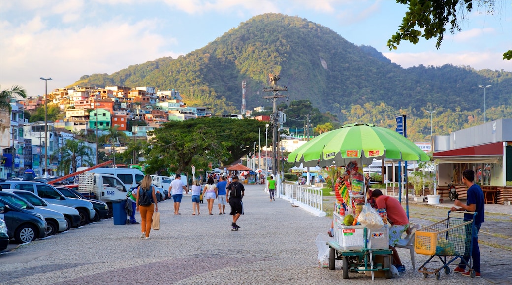 Cais Turistico de Santa Luzia que inclui mercados, uma cidade pequena ou vila e cenas de rua