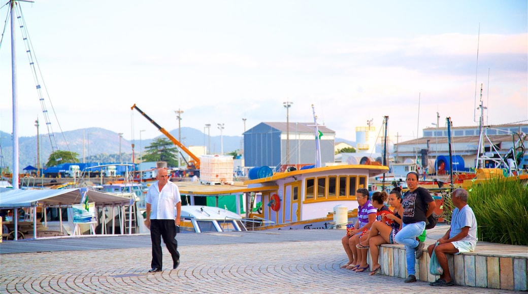 Cais Turistico de Santa Luzia mostrando cenas de rua e uma baía ou porto assim como um pequeno grupo de pessoas