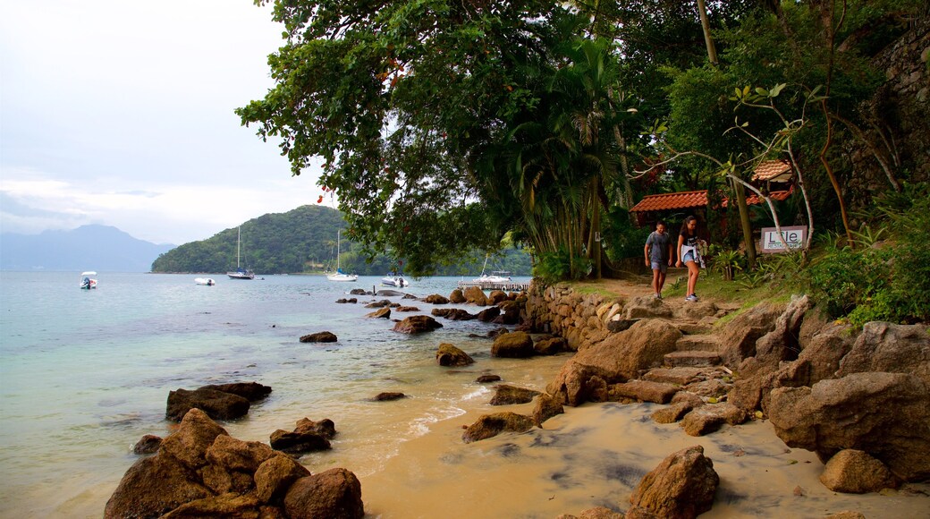 Baía da Ilha Grande bevat een zandstrand en algemene kustgezichten en ook een stel