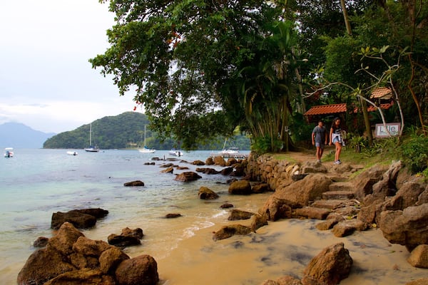 Baie d\'Ilha Grande mettant en vedette plage de sable et vues littorales aussi bien que couple