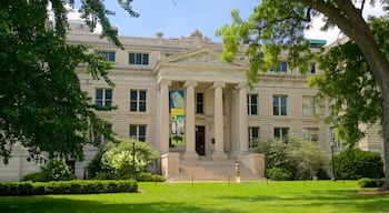 Iowa Museum of Natural History mostrando edificio amministrativo, architettura d\'epoca e parco