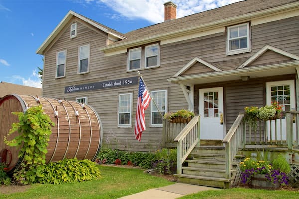 Cedar Rapids - Iowa City showing a house and heritage elements